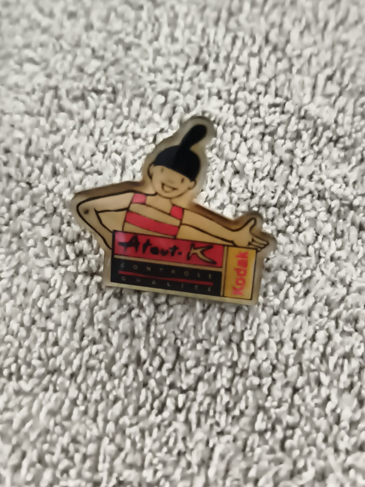 Pin's vintage Kodak Atout K contrôle qualité mascotte, badge publicitaire années