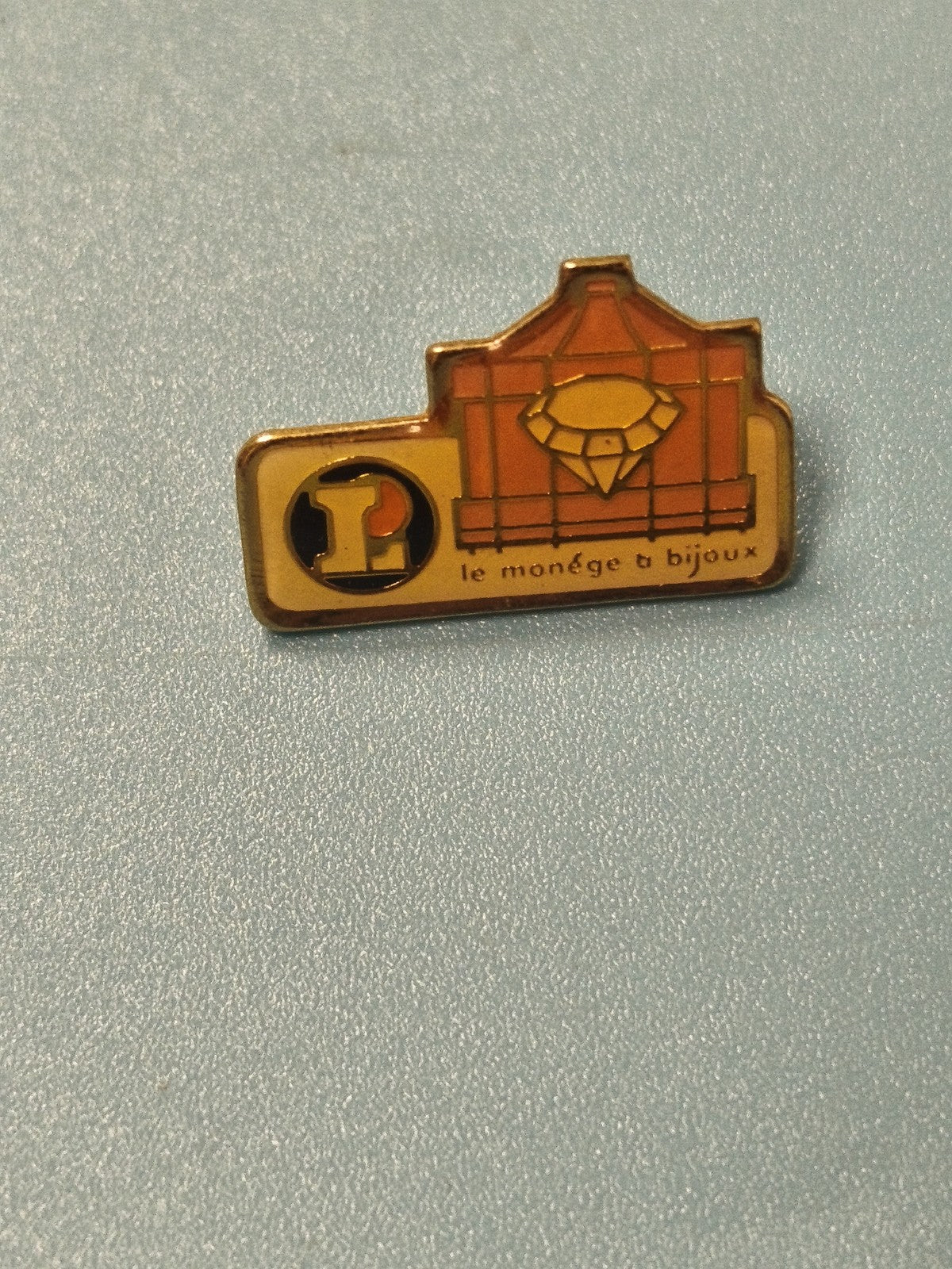 Vintage pin's Leclerc Le Manège à Bijoux logo émaillé collection Ref 16