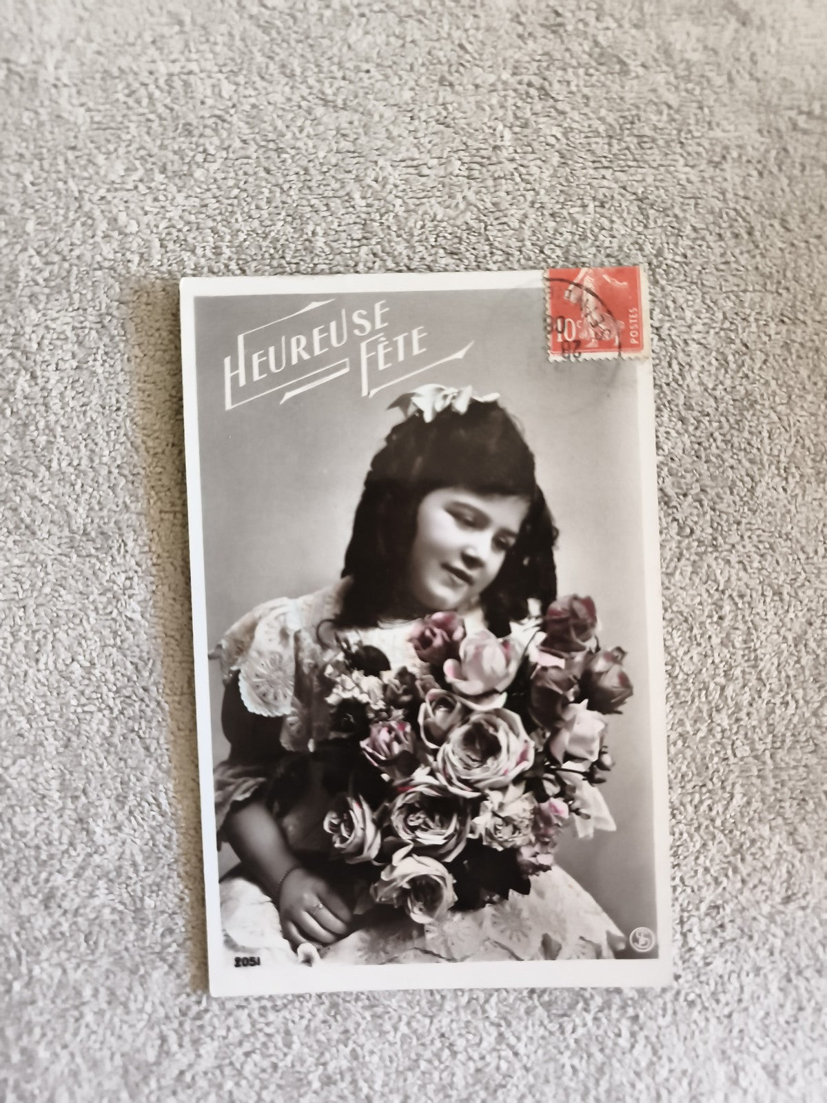 Carte postale ancienne Heureuse Fête fillette bouquet roses CPA
