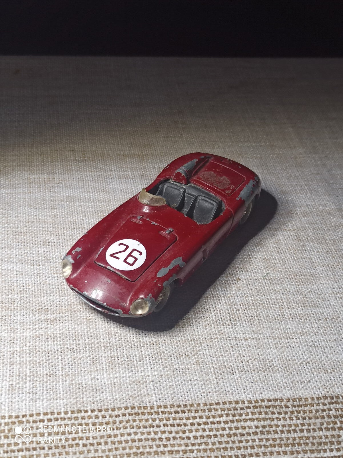 Voiture miniature Ferrari vintage rouge n°26 – modèle ancien de course – 1:43
