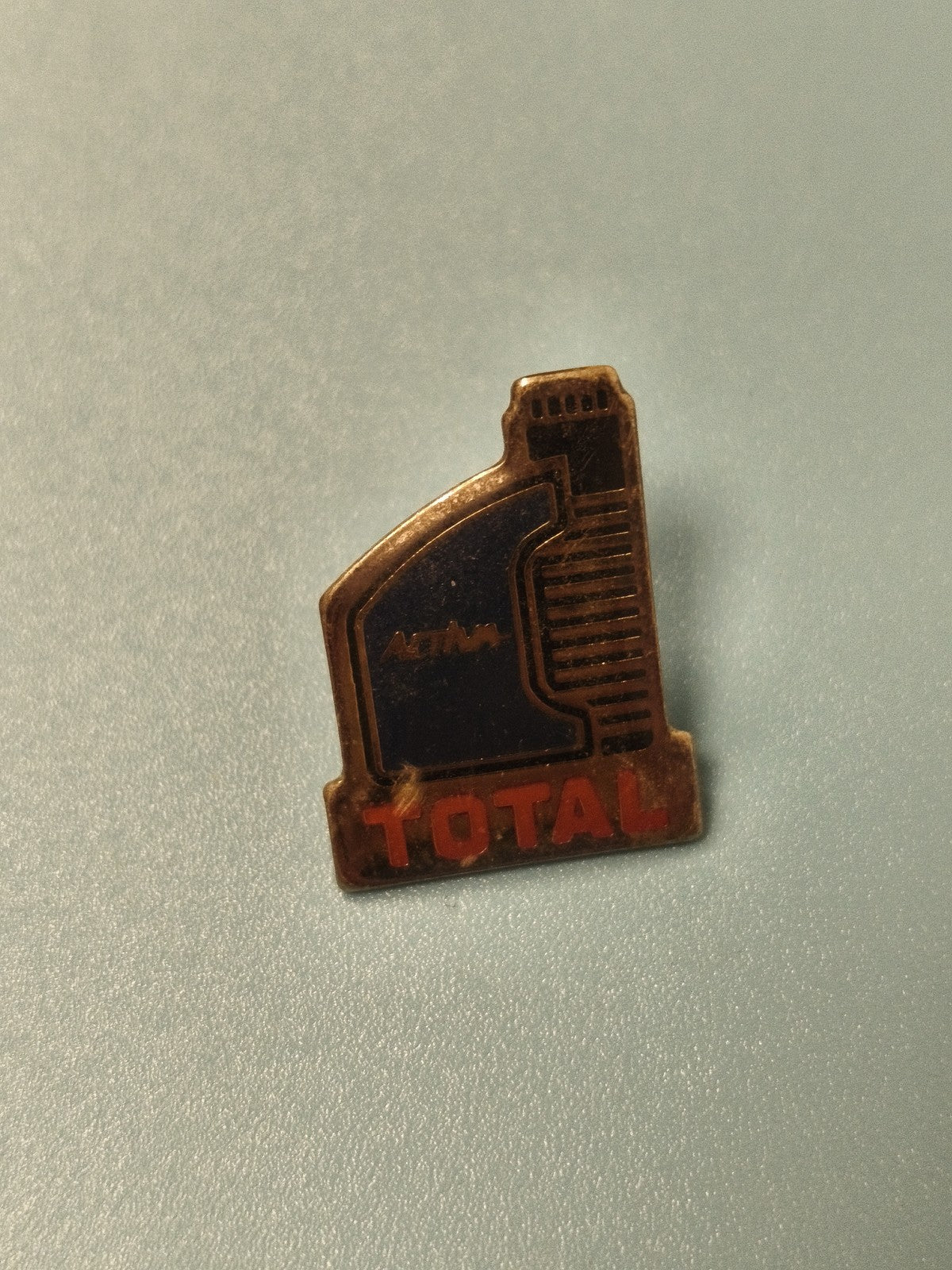 Pin's vintage TOTAL bidon huile bleu rouge collection automobile ancien