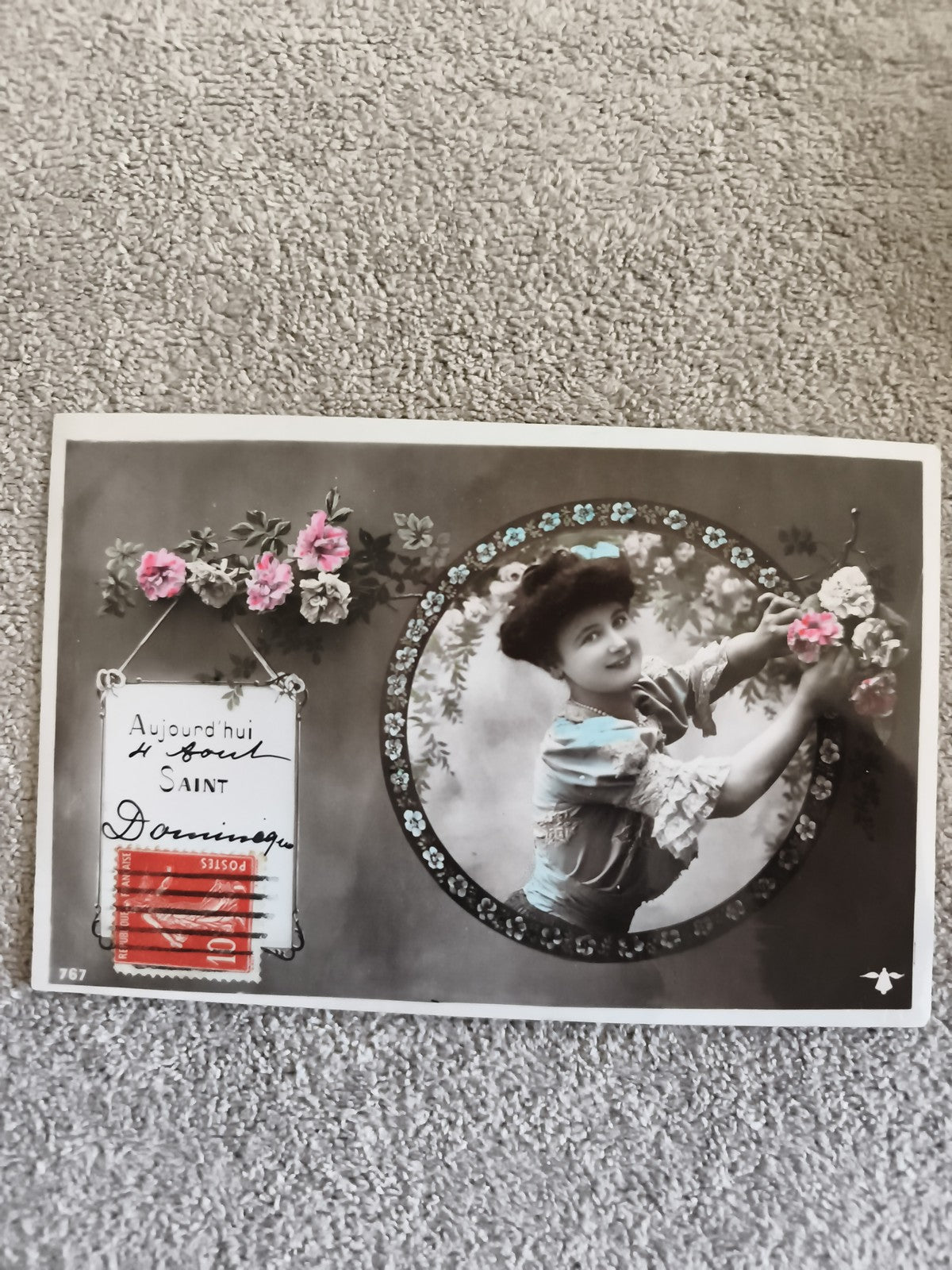 Carte postale ancienne CPA femme fleurs roses Saint Dominique timbre rouge