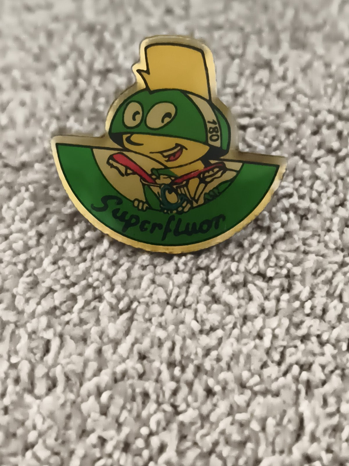 Pin's vintage Superfluor mascotte verte casque or, badge années 80, émail (Ref 7