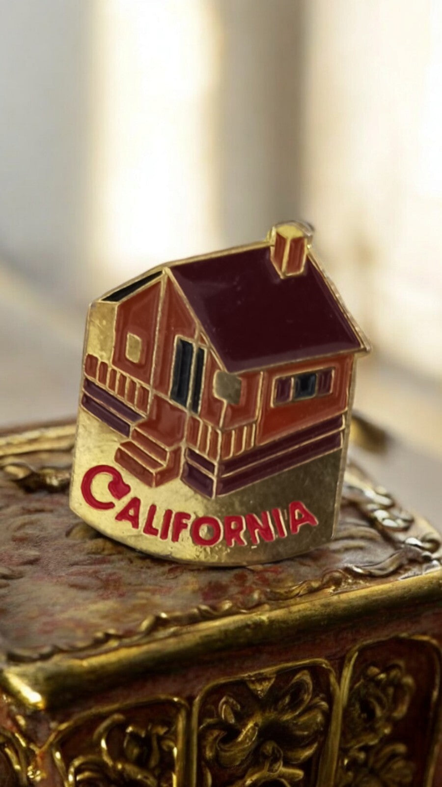 Pin's vintage maison California émaillé doré – souvenir USA rétro