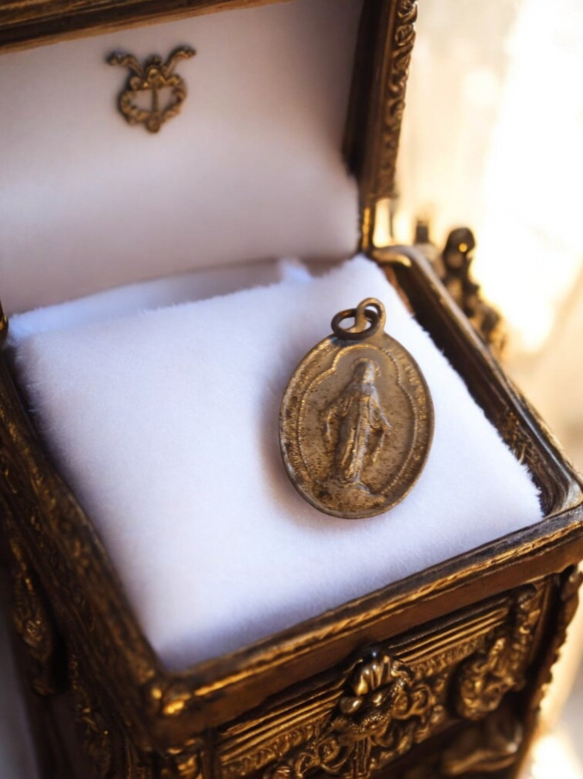 Médaille religieuse catholique vintage Vierge Miraculeuse ovale pendentif