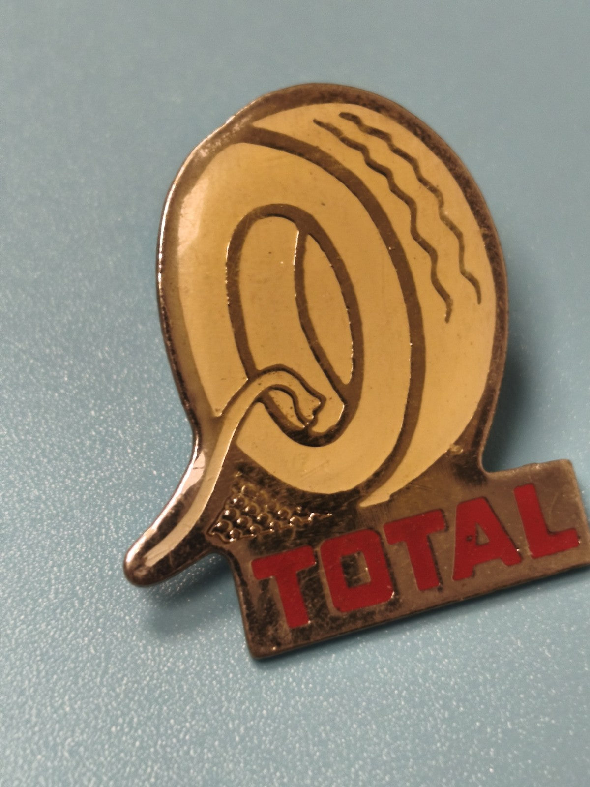 Vintage pin's TOTAL ancien logo pneu jaune collection automobile (Ref 4)