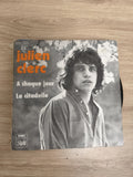 45 tours Julien Clerc ? A chaque jour / La citadelle EMI Pathé pochette noir et