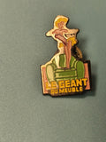 Pin's vintage Le Géant du Meuble publicitaire, femme stylisée, canapé vert