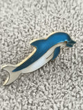Pin's vintage dauphin bleu blanc, badge animalier émaillé (Ref 7)