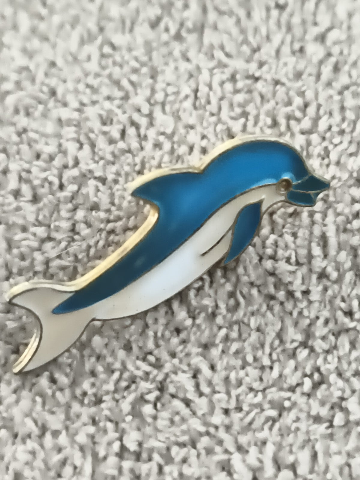 Pin's vintage dauphin bleu blanc, badge animalier émaillé (Ref 7)
