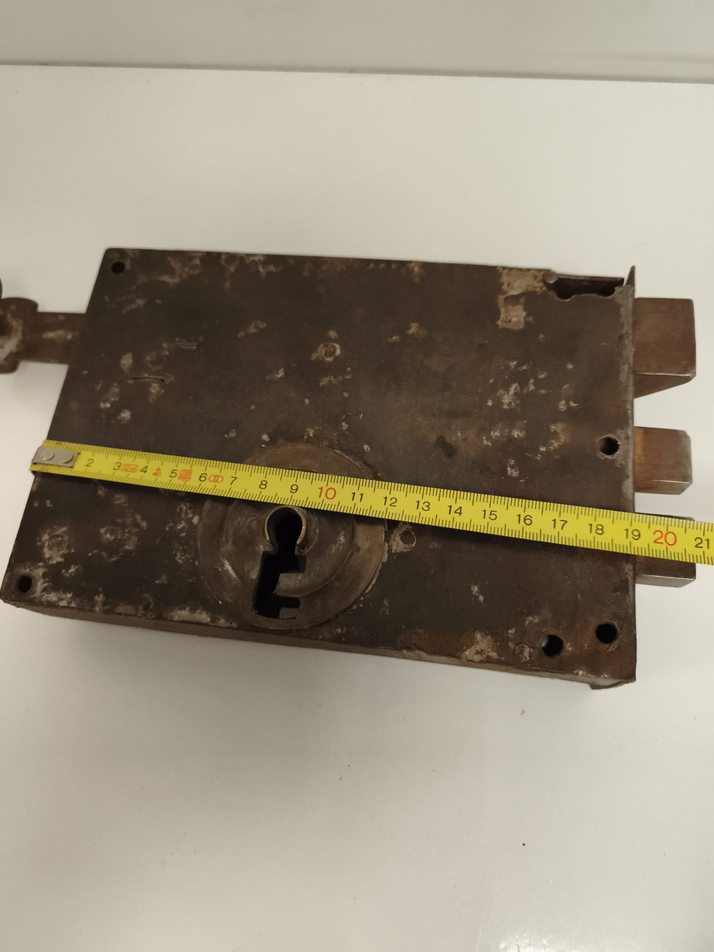 Ancienne serrure de porte à tirage, aspect métallique, clé bénarde, vintage
