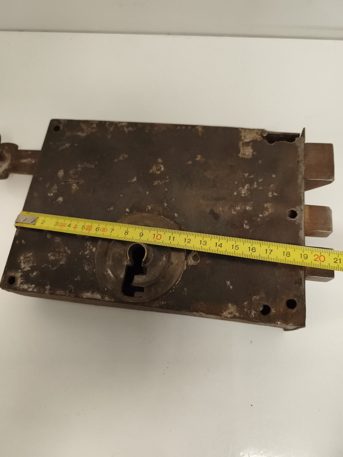 Ancienne serrure de porte à tirage, aspect métallique, clé bénarde, vintage