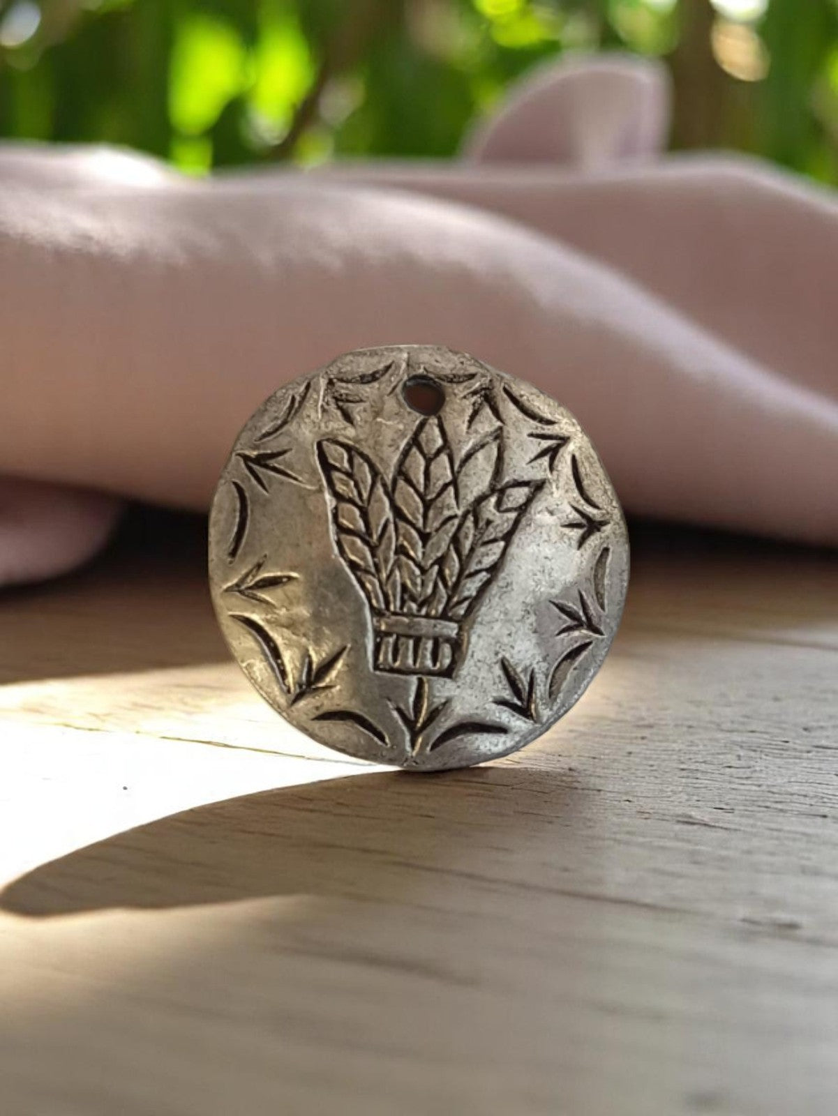 Pendentif rond vintage métal gravé motif végétal années 1950 rétro