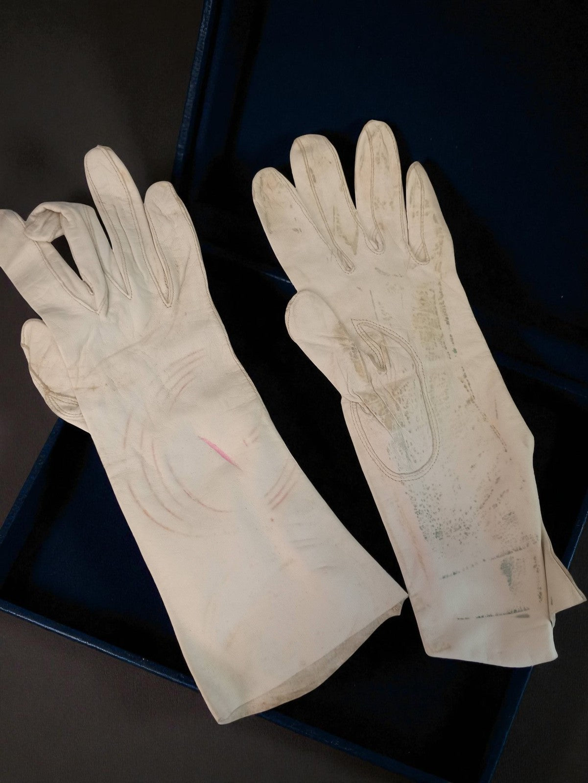 Paire de gants anciens cuir blanc vintage années 1950 rétro accessoire mode