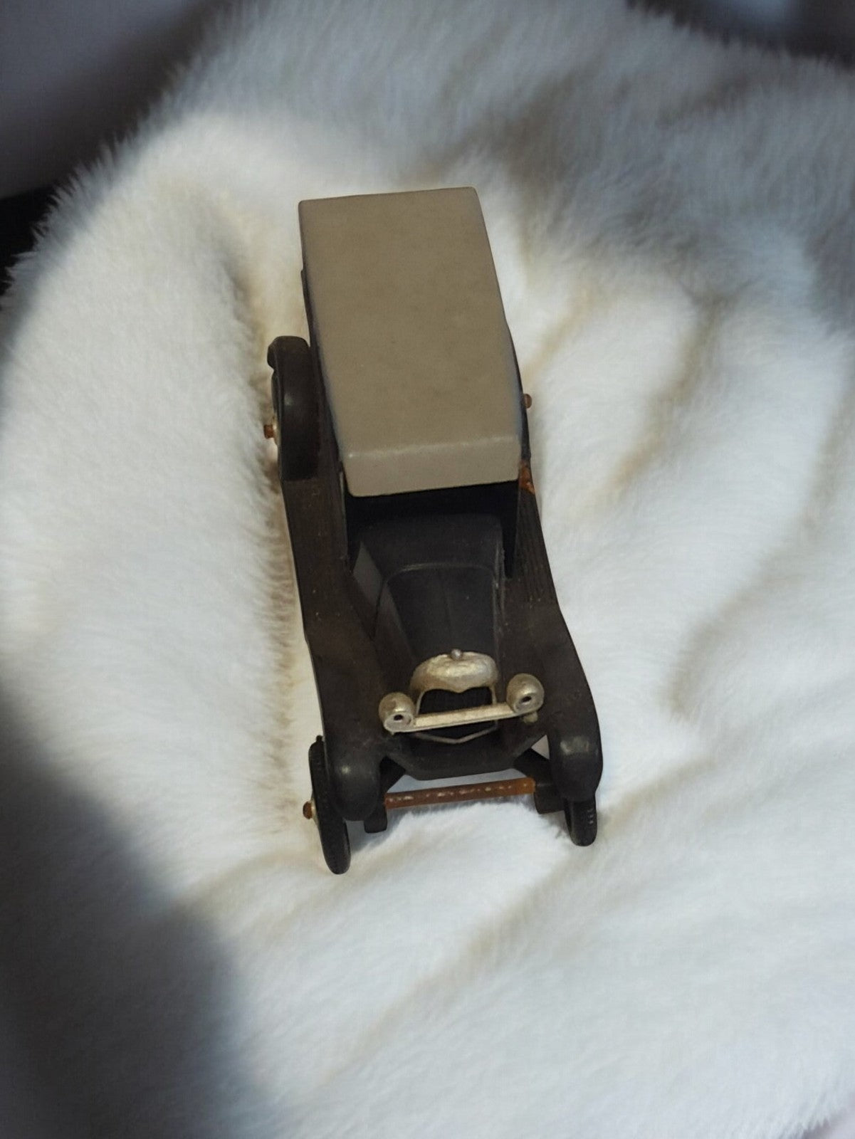 Véhicule miniature ancien rétro, voiture vintage d’occasion, toit clair