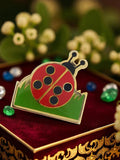 Pin's coccinelle vintage édition limitée, émail publicitaire, motif herbe