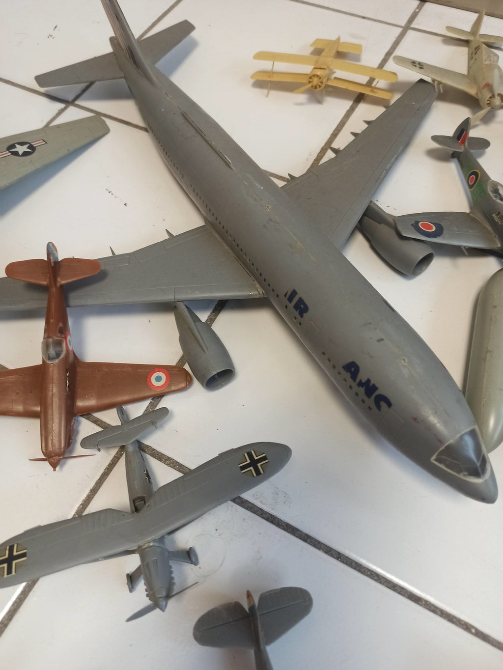 Lot maquettes avions vintage anciens, divers modèles militaires, à restaurer