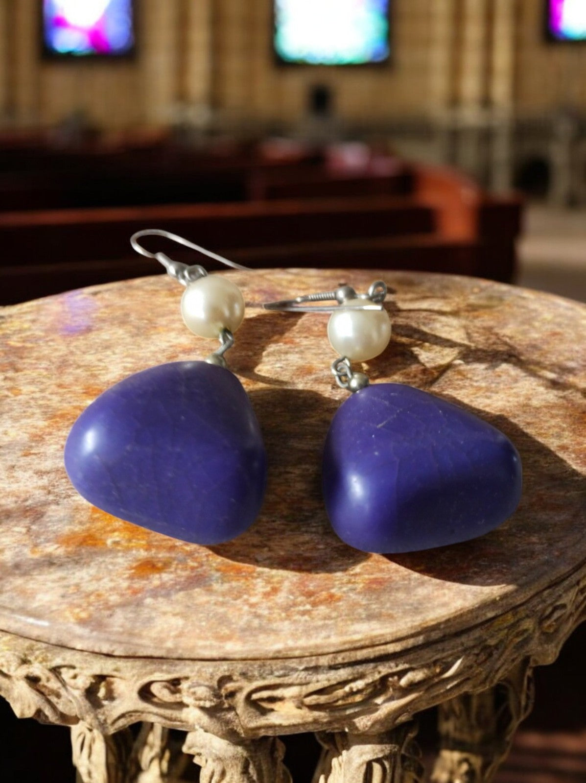 Boucles d’oreilles vintage années 60 perle blanche et pendentif violet rétro