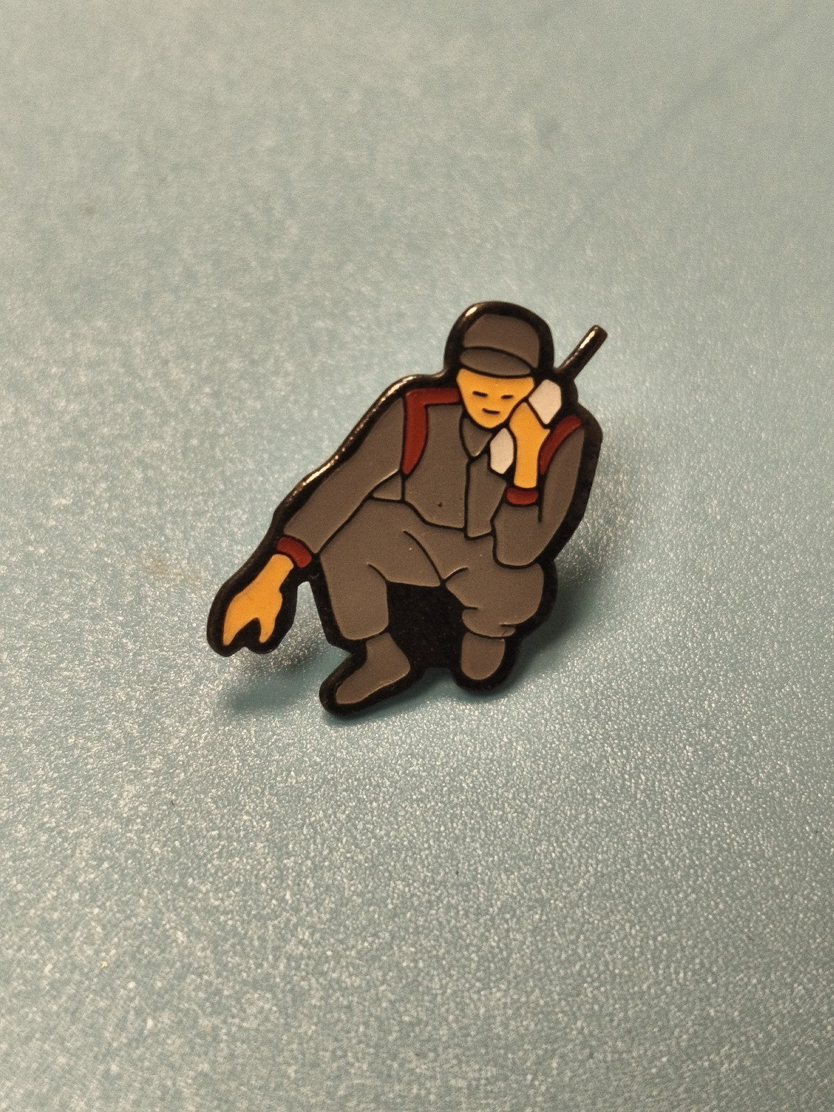 Pin's vintage soldat en uniforme gris, collection militaire rétro (Ref 4)