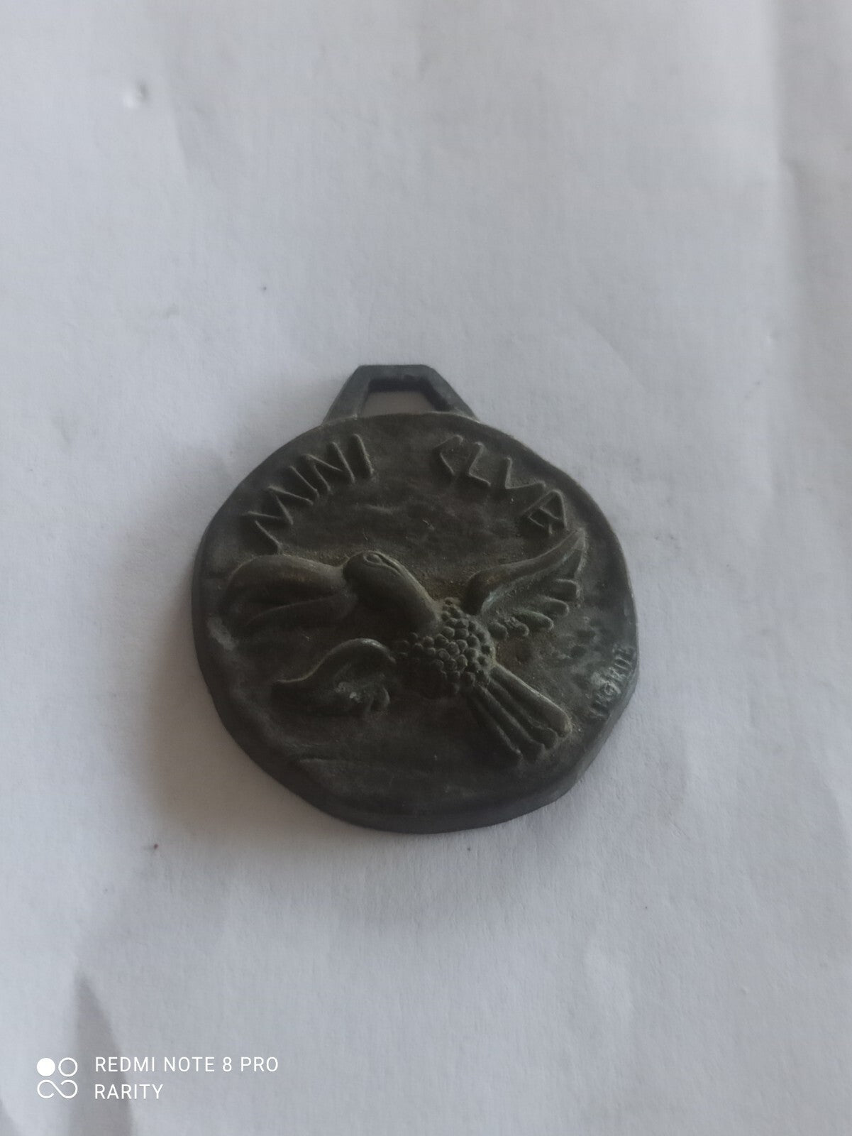 Médaille Club Med Vintage ancienne - souvenir de voyage, motif oiseau relief