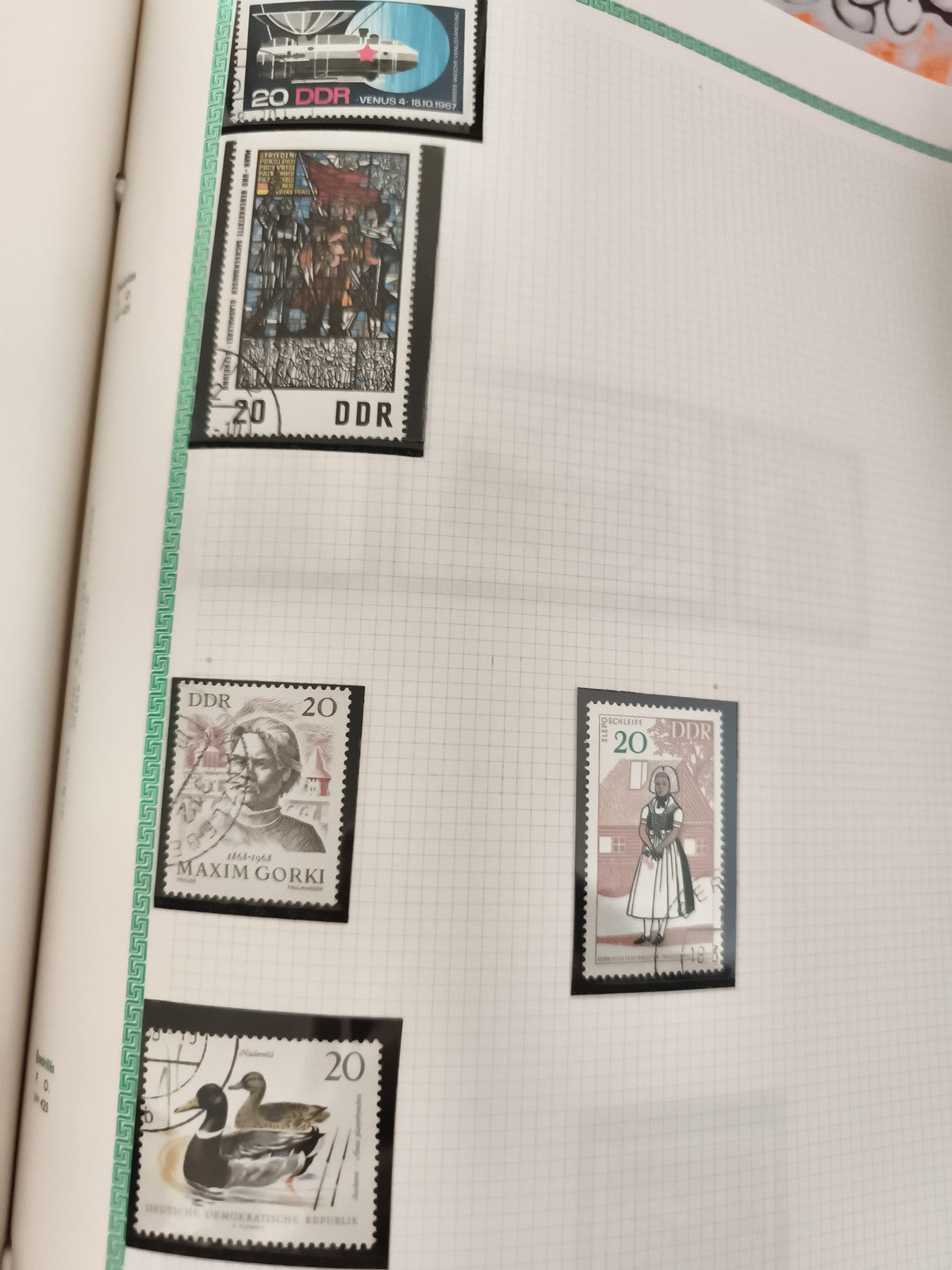 Timbres DDR 20 Pfennig Allemagne de l'Est thématiques Maxim Gorki, faune, costum