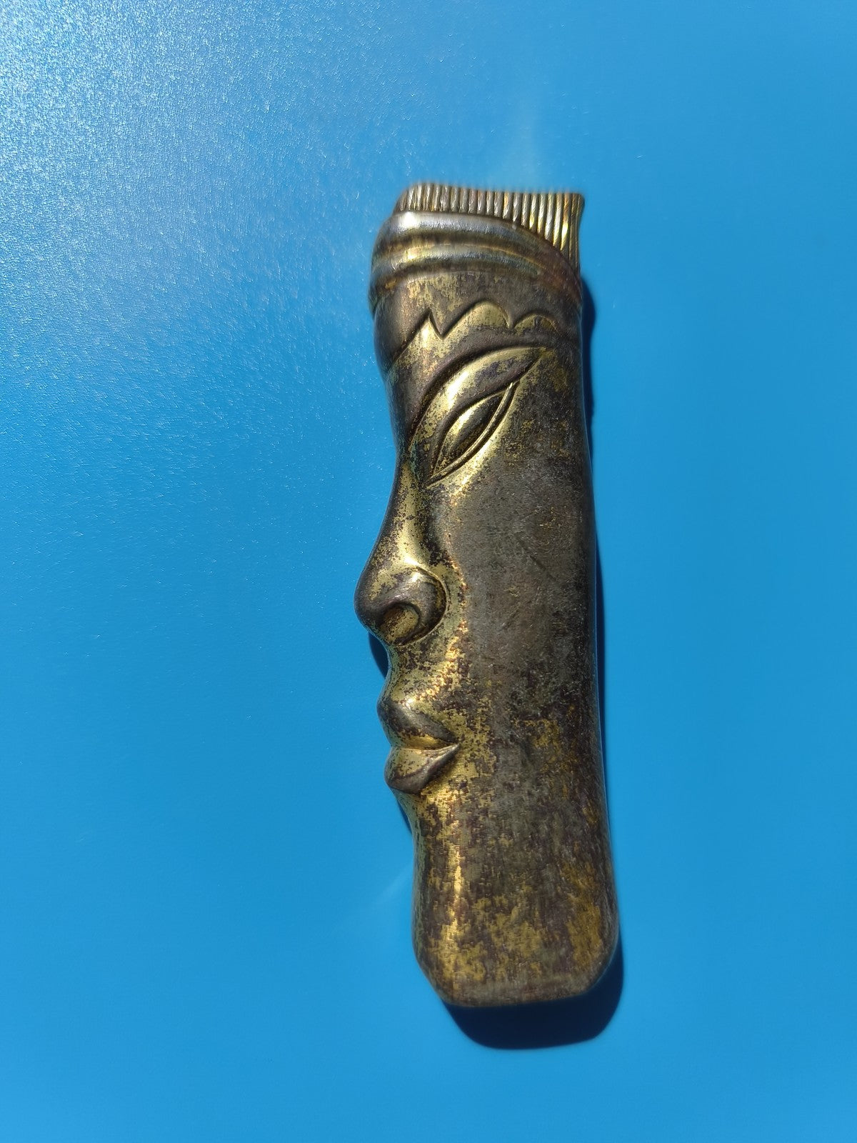 Ancien briquet publicitaire visage stylisé métal doré, objet déco vintage rare