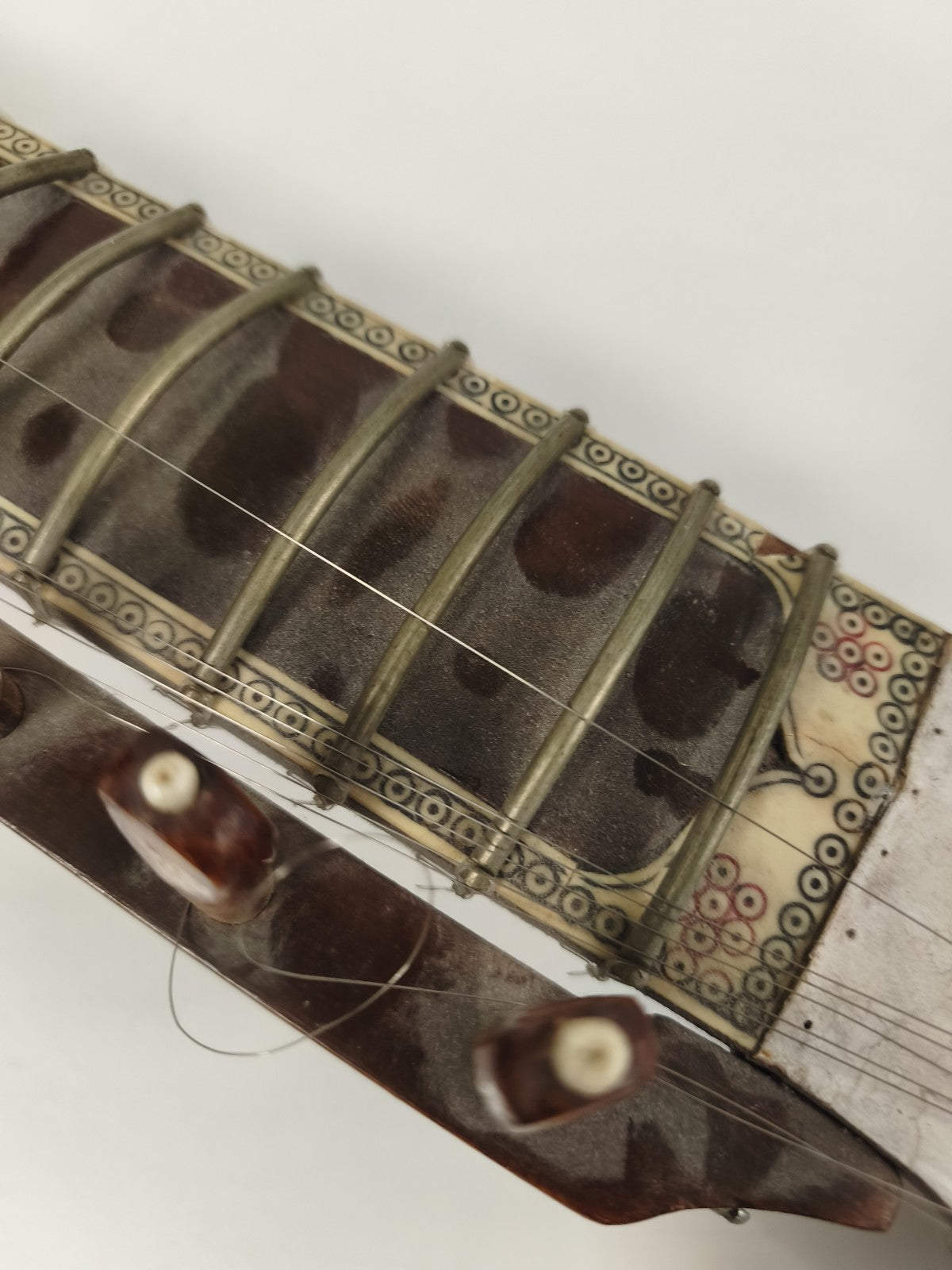 Esraj ancien indien bois et peau, décor gravé, cordes sympathiques