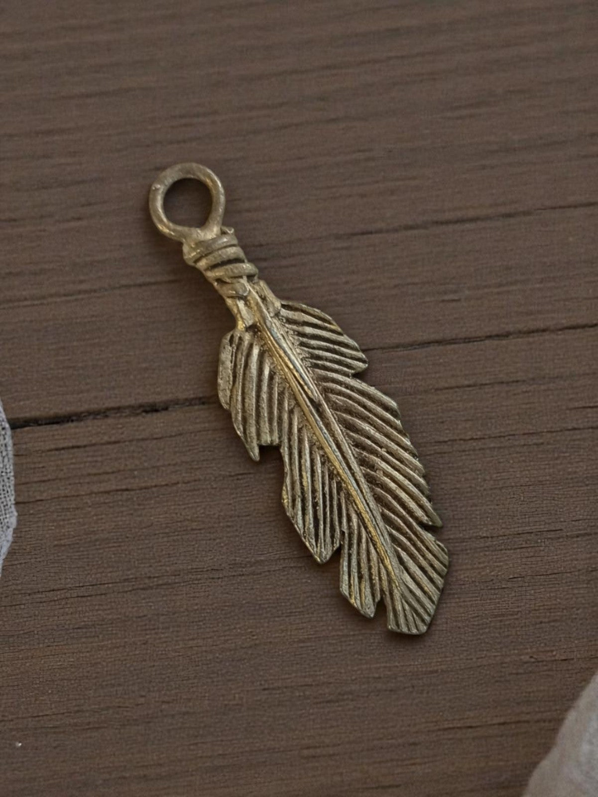 Pendentif plume vintage métal doré années 50 style bohème bijou ancien