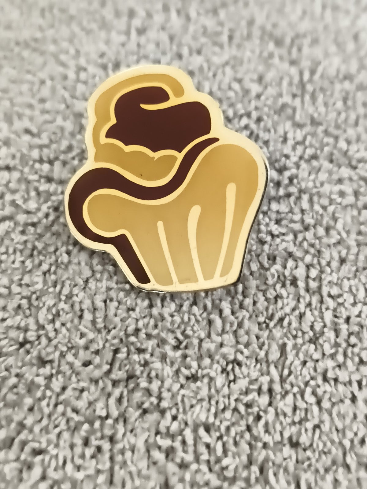 Pin's vintage pâtisserie muffin doré émaillé, cupcake rétro (Ref 6)