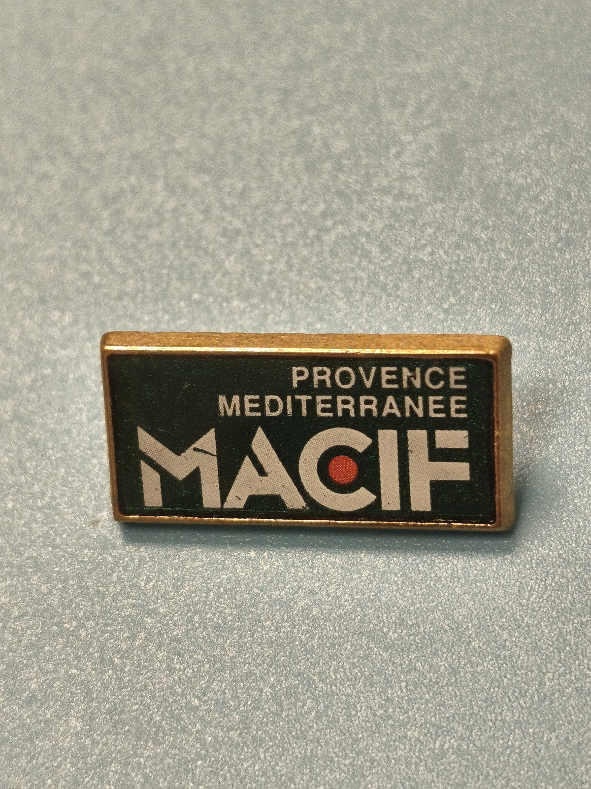 Vintage pin's MACIF Provence Méditerranée rectangle vert collection assurance
