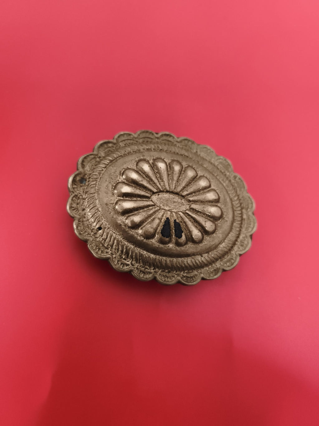 Boucle de ceinture ancienne femme, motif floral bombé, aspect métal doré vintage