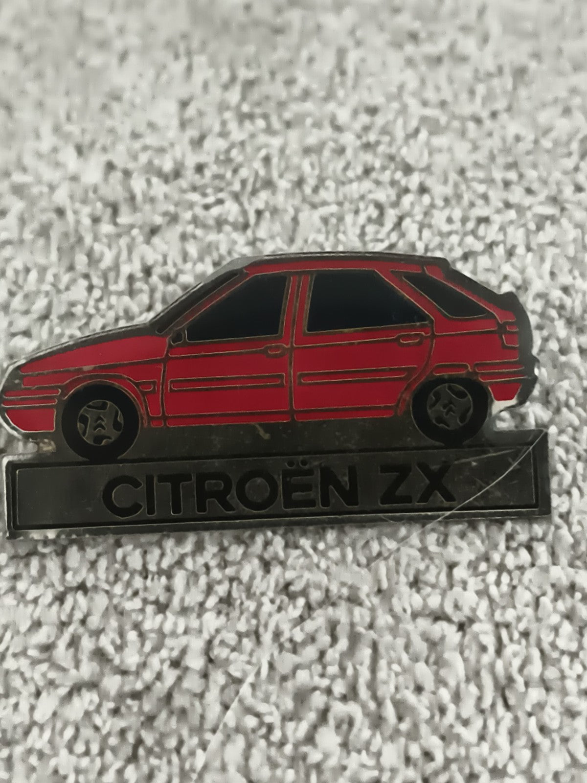 Pin's Citroën ZX rouge vintage, badge auto années 90, old car (Ref 7)