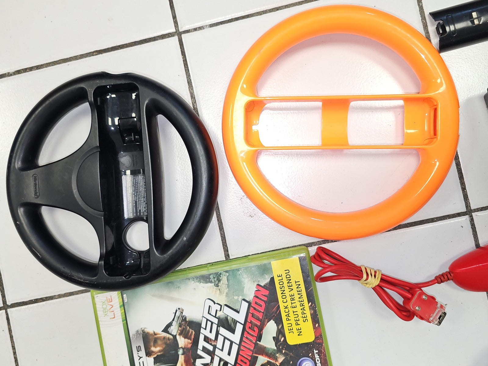 Lot manettes et accessoires jeux vidéo pour consoles, à trier, divers modèles