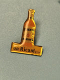 Vintage pin's Ricard bouteille jaune publicitaire collection bistrot (Ref 8)
