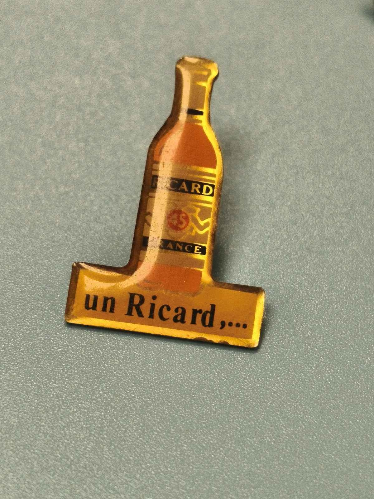 Vintage pin's Ricard bouteille jaune publicitaire collection bistrot (Ref 8)
