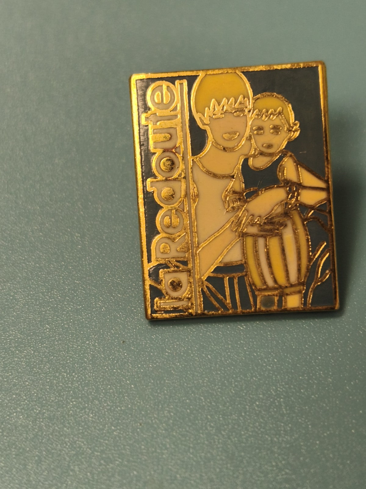 Vintage pin's La Redoute émaillé, illustration famille, collection rétro