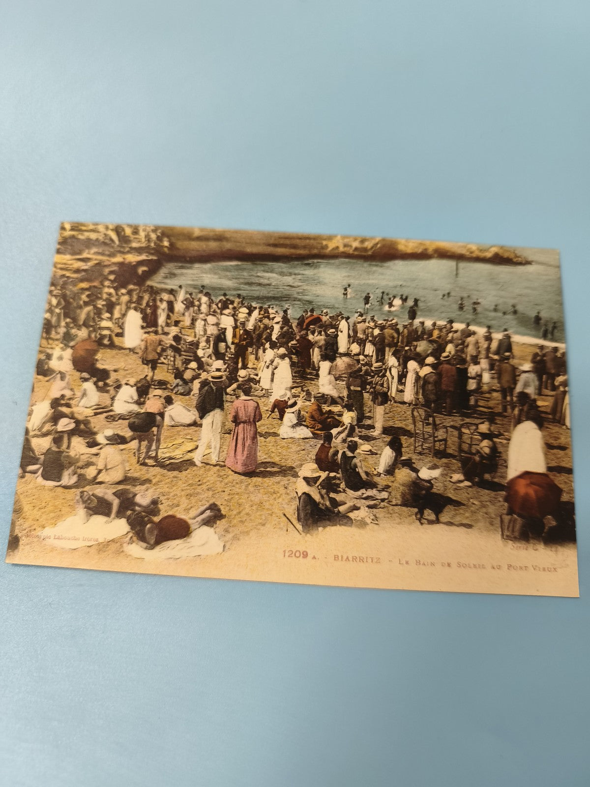 Carte postale ancienne Biarritz bain de soleil Port Vieux scène animée vintage