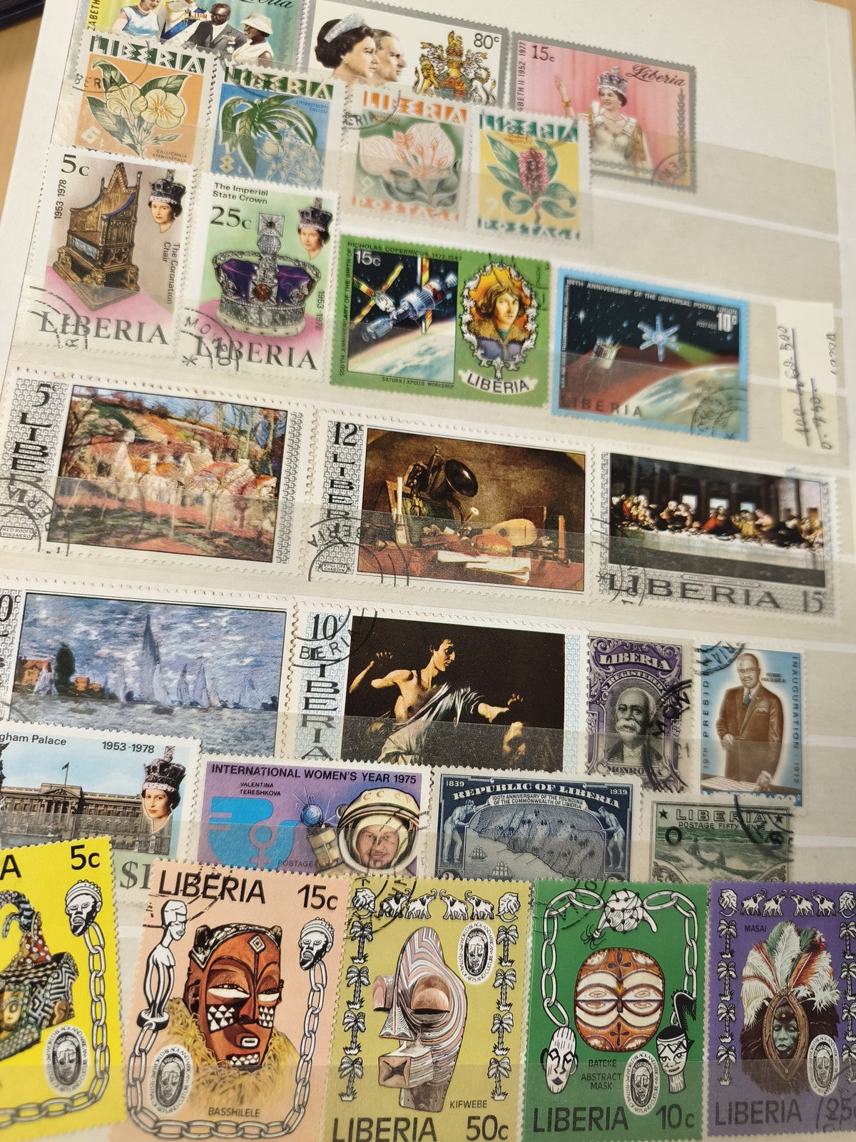 Lot de timbres Liberia thématiques fleurs, masques, personnalités, timbres oblit