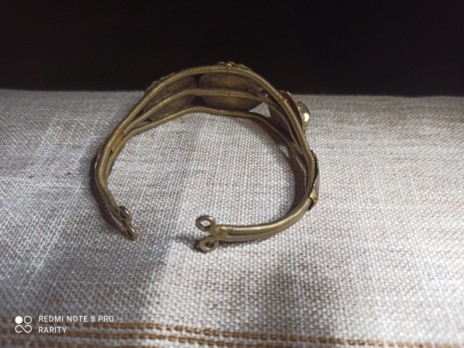 Bracelet ethnique doré pierres naturelles décor ciselé ? manque une pierre