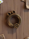 Pendentif vintage rond en métal années 50 motif fleur, bijou rétro doré
