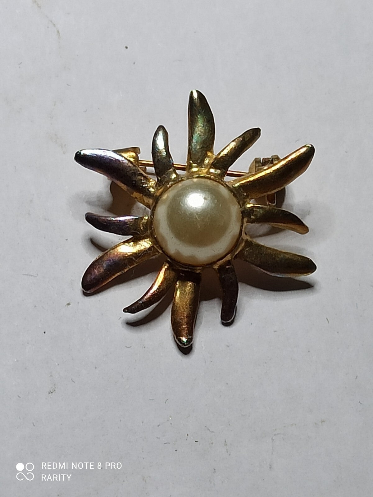 Broche vintage soleil perle dorée années 70 ? bijou rétro élégant