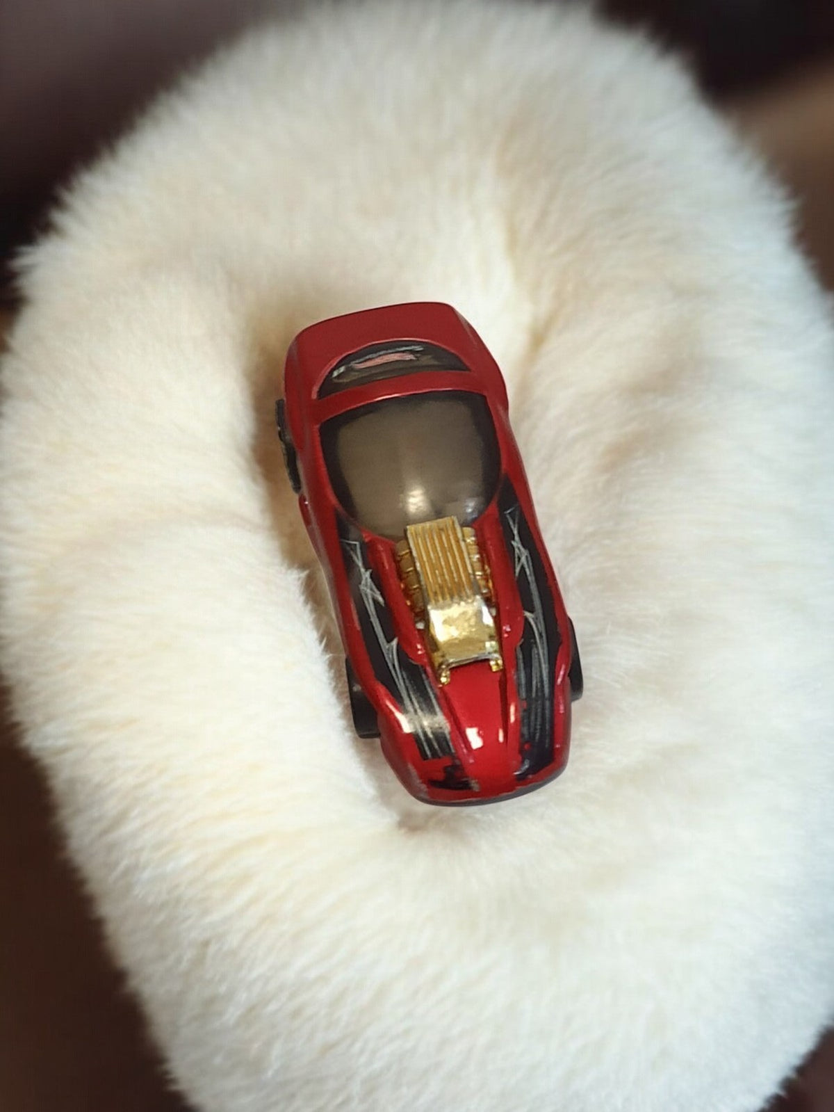 Véhicule miniature vintage rouge, voiture rétro décorée, moteur doré apparent