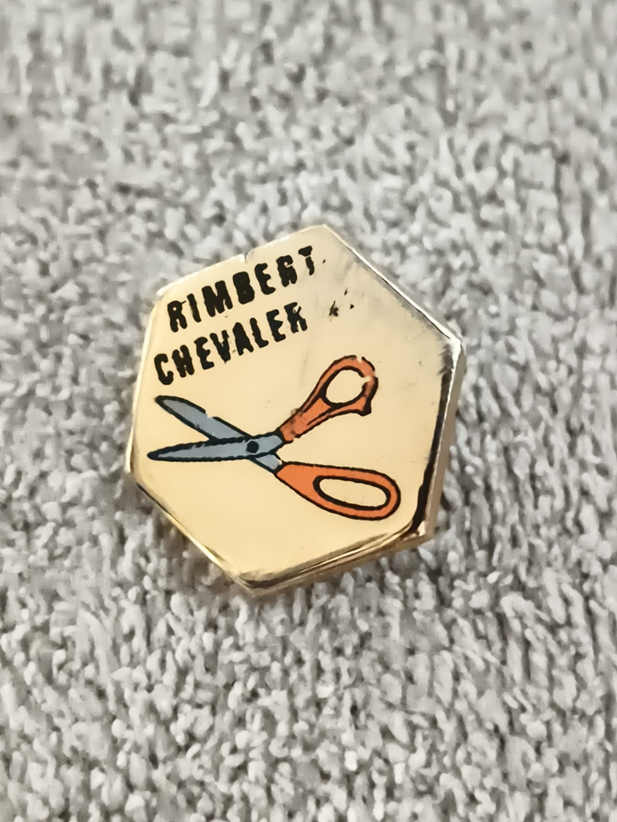 Pin's ancien Rimbert Chevaler ciseaux vintage hexagonal badge (Ref 10)