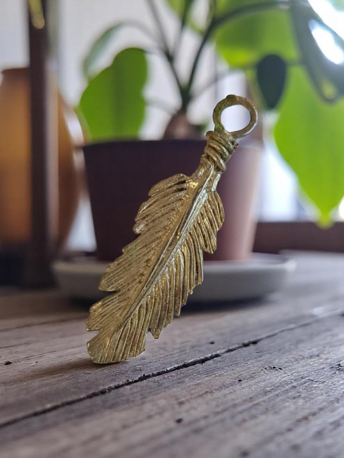Pendentif plume vintage métal doré années 50 bijou rétro deadstock