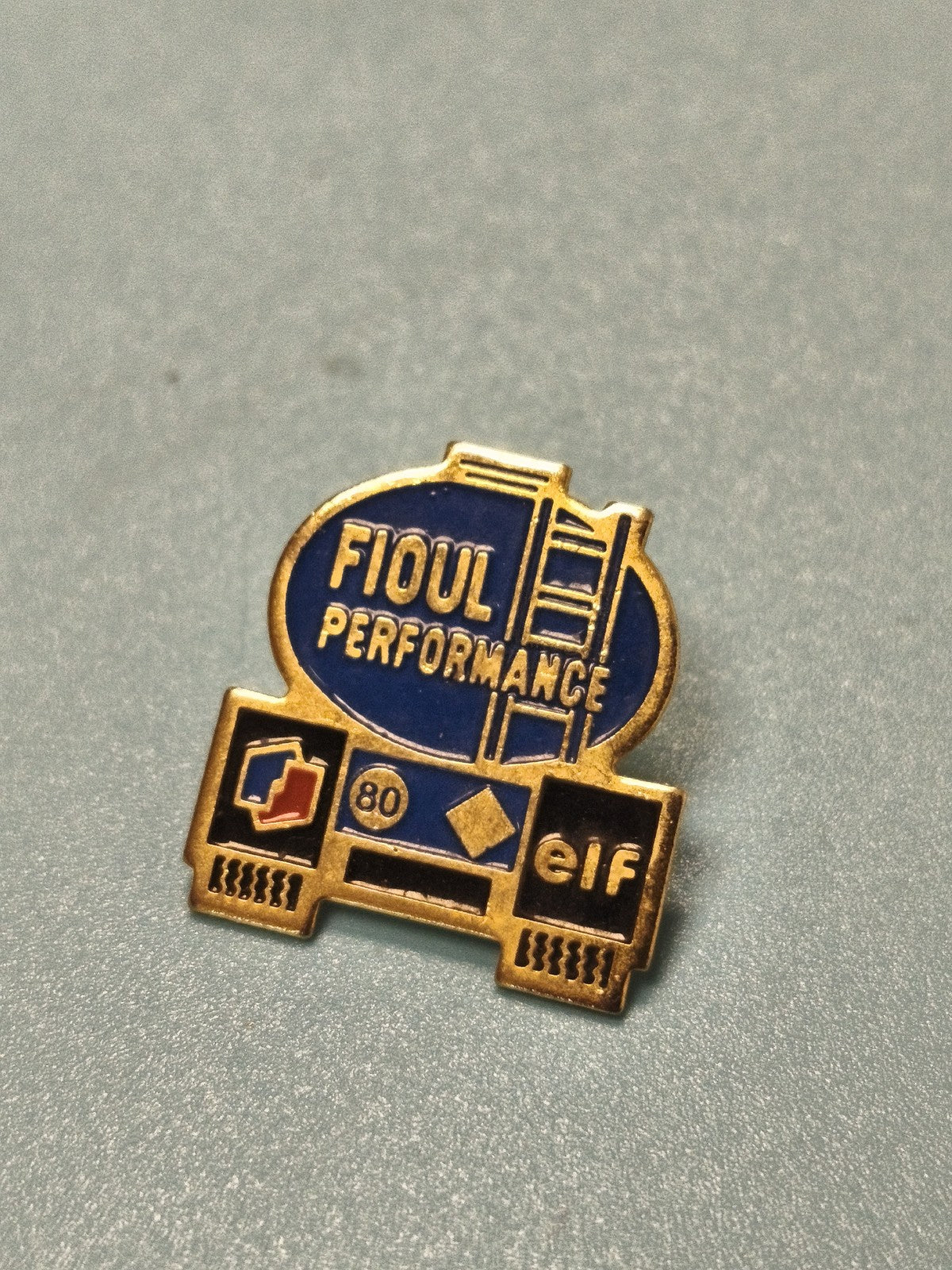 Pin's vintage camion citerne Fioul Performance Elf bleu doré collection (Ref 18)