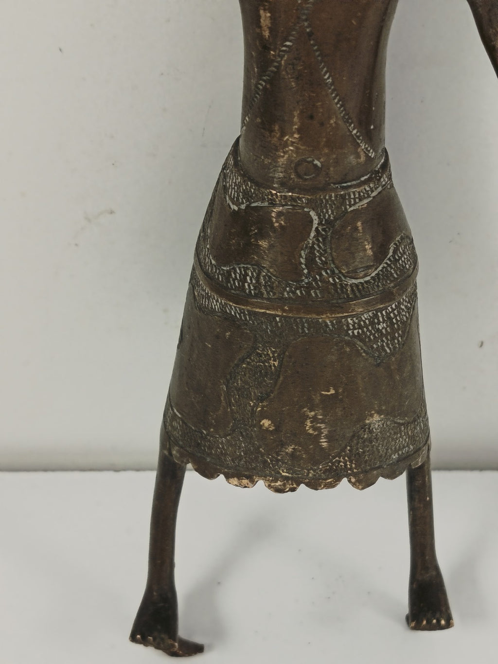 Ancienne statue africaine bronze homme debout arme, art tribal, sans socle