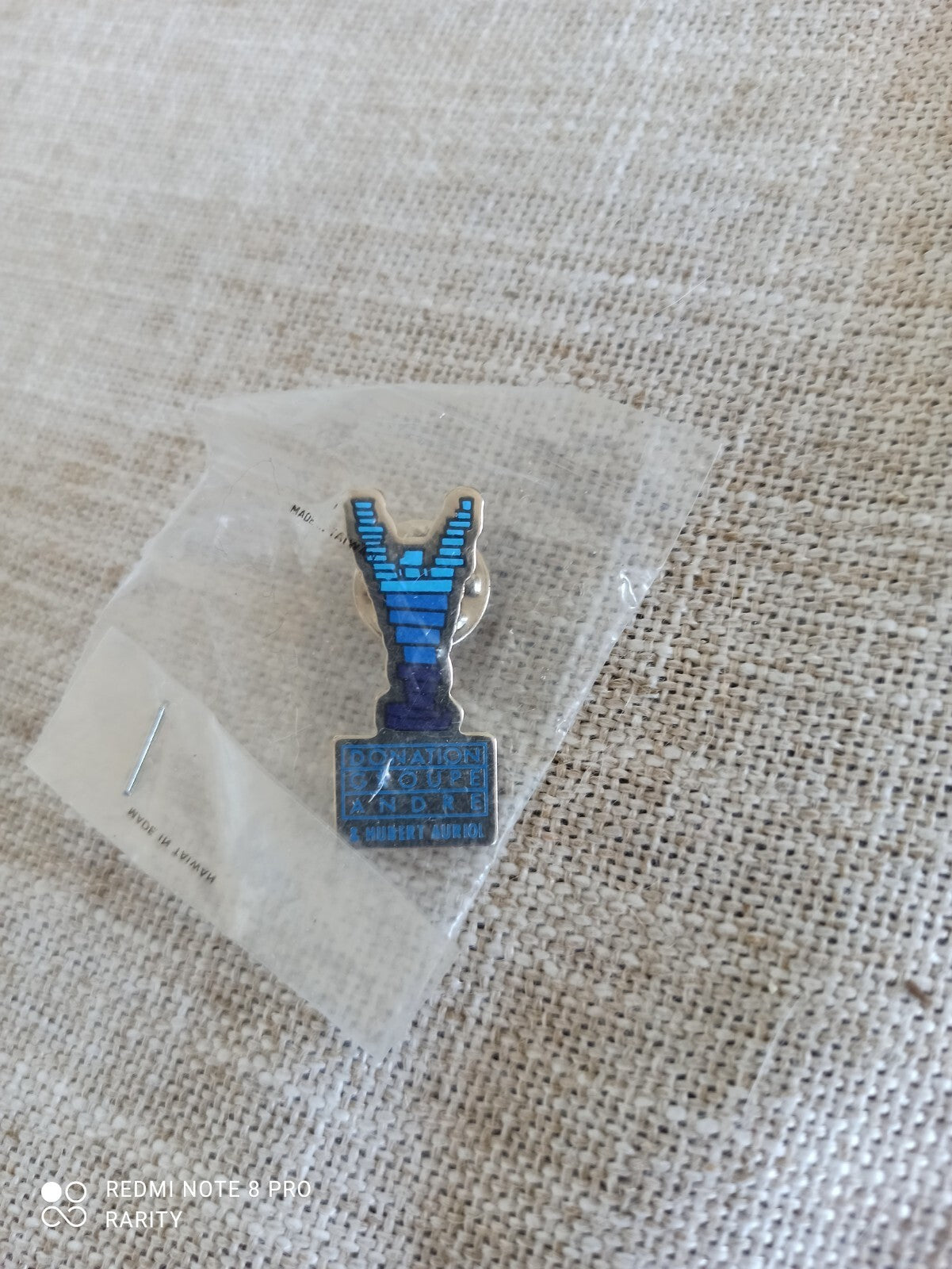 Pin's vintage Groupe André bleu Donation A. Chouery Audicol rare