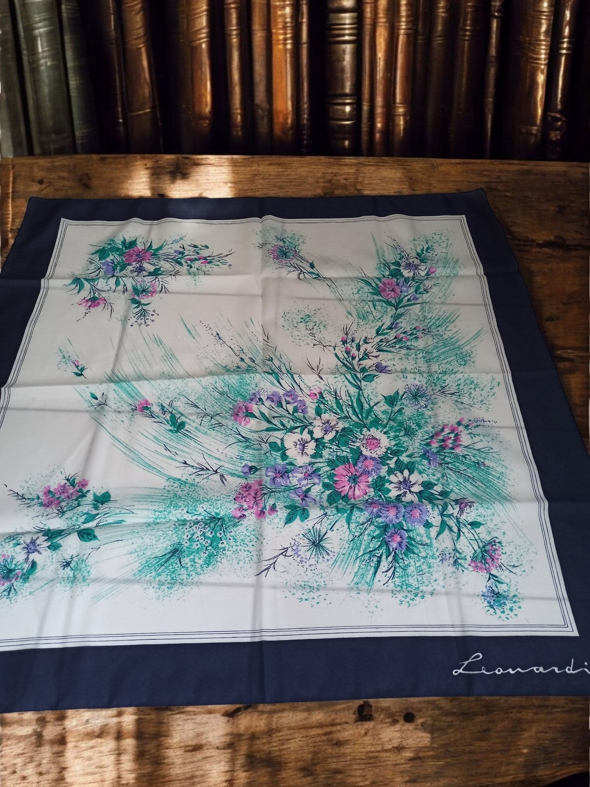 Foulard vintage Leonardi à motif floral bleu et violet, accessoire rétro élégant