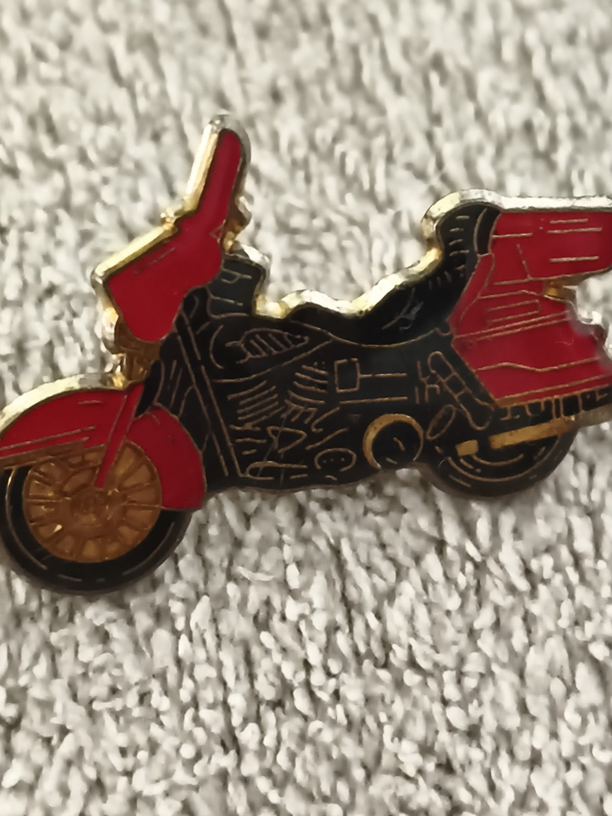Pin's vintage moto rouge noir doré émail, badge ancien motard (Ref 1)