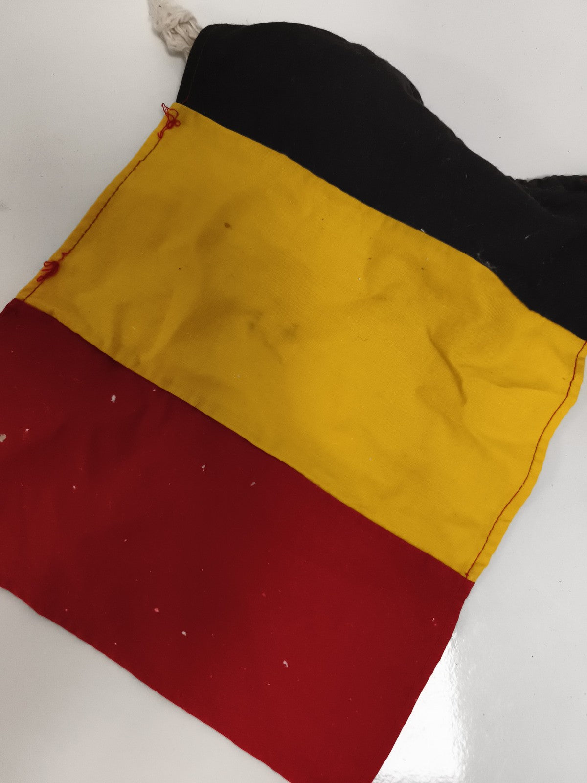 Fanion ancien Belgique drapeau tissu vintage noir jaune rouge